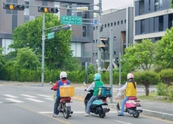 Spoiler Drama To The Moon Episode 7 Sub Indo: Da Hae, Eun Sang dan Ji Song Kerja Part Time 7 to the moon episode 7