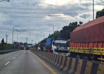 Gubernur Banten Tetapkan Jam Operasional Truk Tambang Mulai Pukul 22.00 hingga 05 00 WIB 1 Antrean truk tambang yang akan memasuki Pintu Tol Cilegon Timur.