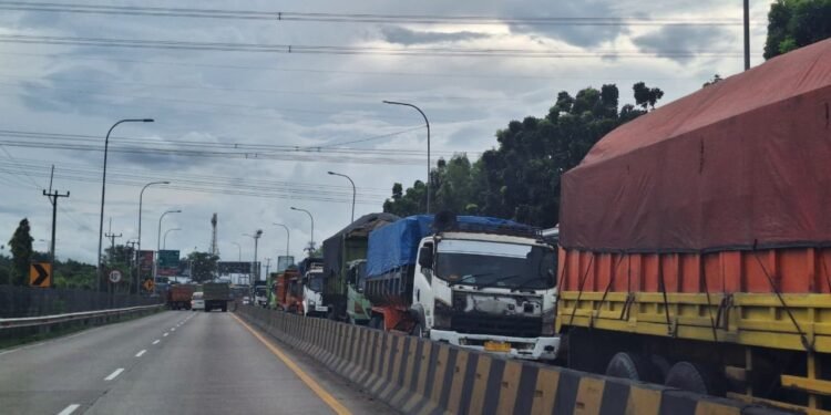 Gubernur Banten Tetapkan Jam Operasional Truk Tambang Mulai Pukul 22.00 hingga 05 00 WIB 1 Antrean truk tambang yang akan memasuki Pintu Tol Cilegon Timur.