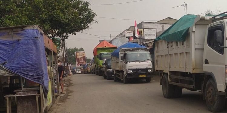 Truk Tonase Buat Lalu Lintas Maja Krodit, Warga Tanyakan Keberadaan Petugas 1 truk Maja