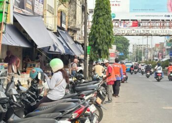 Warga Cilegon Keluhkan Tukang Parkir Ada di Mana-mana, 1 Tempat Bisa 2 Kali Bayar 6 tukang parkir