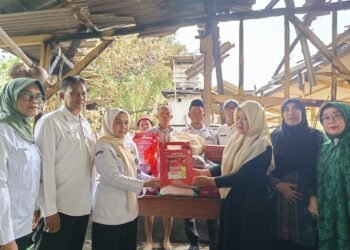 Korban Kebakaran Petir Dapat Bantuan Sembako dari Pemkab Serang 5 Kebakaran