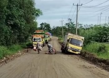 Jalan Licin Akibat Truk Galian Pengendara Motor Banyak Yang Terjatuh di Jalan Curugbitung-Maja 10 Jalan
