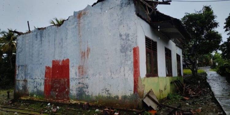 Eks Bangunan Perpustakaan SDN Cimanis 4 Pandeglang Ambruk Karena Dimakan Usia 1 Pandeglang