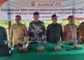 Banten Raya 107 Kepala Bidang Fasilitasi Pembinaan Politik Badan Kesbangpol Banten Holil Badawi (ketiga dari kiri) bersama para narasumber foto bersama di sela-sela kegiatan kegiatan Pembinaan dan Penyelenggaraan Pendidikan Politik dan Penguatan Demokrasi Tahun Anggaran 2025 di Aula Serbaguna, Komplek Narimbangbaru, Rangkasbitung, Kabupaten Lebak, Selasa 18 November 2025. (Dokumentasi Kesbangpol Banten)