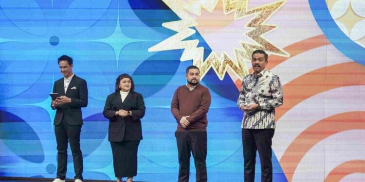 Shopee Jagoan UMKM Naik Kelas Tutup Perjalanan dengan Episode Final yang Penuh Inspirasi dan Kejutan 1 Panggung Grand Final Shopee Jagoan UMKM Naik Kelas menjadi semakin istimewa dengan kehadiran Maman Abdurrahman selaku Menteri UMKM Republik Indonesia.