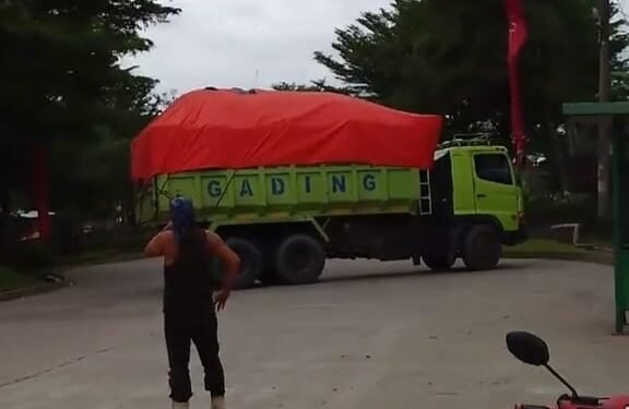 Truk galian di Lebak