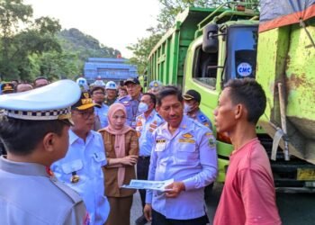 Kepgub 567 Belum Efektif, Truk Tambang di Serang Belum Ikuti Arahan 1 Truk tambang di Serang