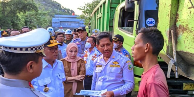 Kepgub 567 Belum Efektif, Truk Tambang di Serang Belum Ikuti Arahan 1 Truk tambang di Serang