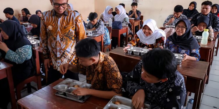 Andra Soni Sebut Program MBG Dongkrak Ekonomi Daerah, Uang Beredar Bisa Sampai Rp12 Triliun 1 MBG Andra Soni