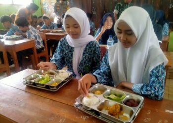 398 Siswa MTs dan MA Mathla'ul Anwar Hunibera Lahap Habiskan Menu MBG Perdananya 1 MBG