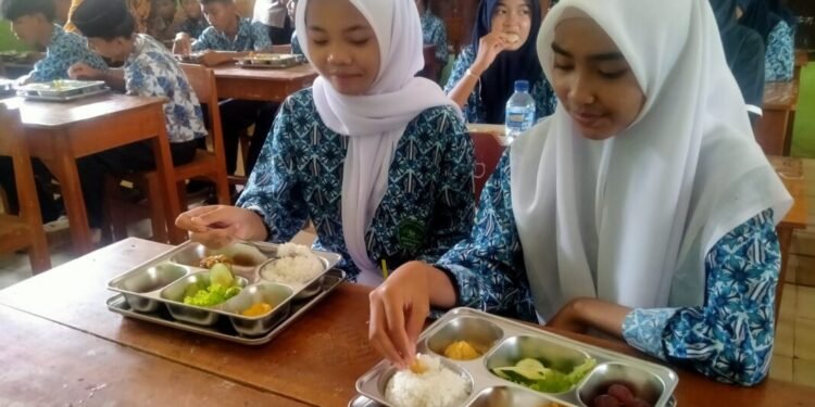 398 Siswa MTs dan MA Mathla'ul Anwar Hunibera Lahap Habiskan Menu MBG Perdananya 1 MBG