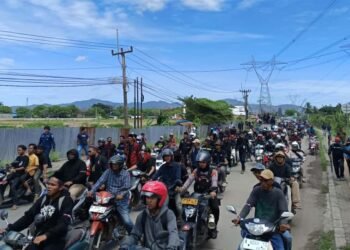 Jalan Bojonegara-Pulo Ampel Lumpuh Total, Ribuan Warga Turun ke Jalan Protes Truk Tambang 11 Bojonegara Pulo Ampel