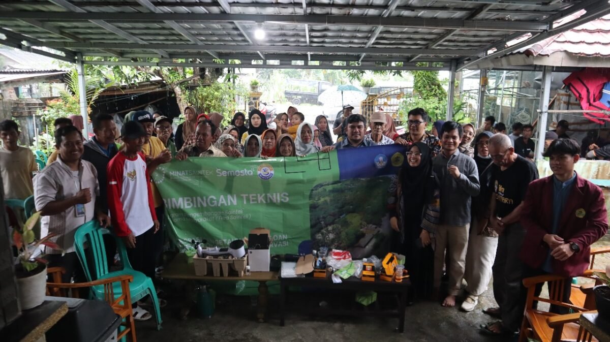 Para nelayan Desa Tanjungjaya mengikuti pelatihan pemanfaatan teknologi pemantauan lingkungan pesisir yang digelar tim dosen UNTIRTA, Kamis 20 November 2025