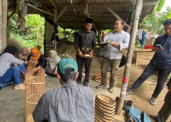 sapu lidi Desa Sindangheula