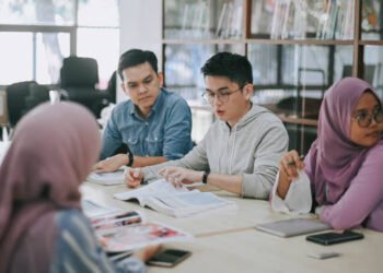 Mahasiswa Akhir Merapat! Cek 12 AI untuk Membantu Mengerjakan Skripsi dengan Cepat dan Tepat 1 skripsi mahasiswa