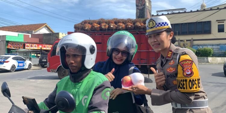 Satlantas Polres Lebak Bagi-bagi Tumbler dan Makanan Sehat Ini 1 tumbler