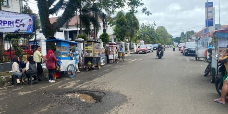 jalan di Pandeglang berlubang dan tergenang