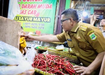 Pemprov Banten Pastikan Stok Pangan Aman Jelang Natal dan Tahun Baru 2026 1 Andra Soni tinkau stok pangan