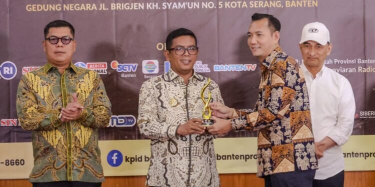 Andra Soni dan Dimyati Dinobatkan Tokoh Peduli Penyiaran, Dinilai Jadi Penyeimbang Arus Informasi Digital 1 Andra Soni dan Dimyati Tokoh Peduli Penyiaran dari KPID