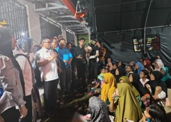 Andra Soni dan Zakiyah tinjau korban banjir