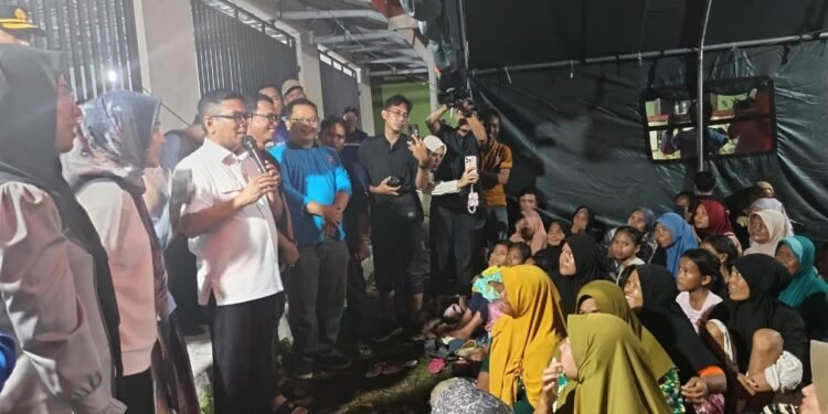 Andra Soni dan Zakiyah tinjau korban banjir