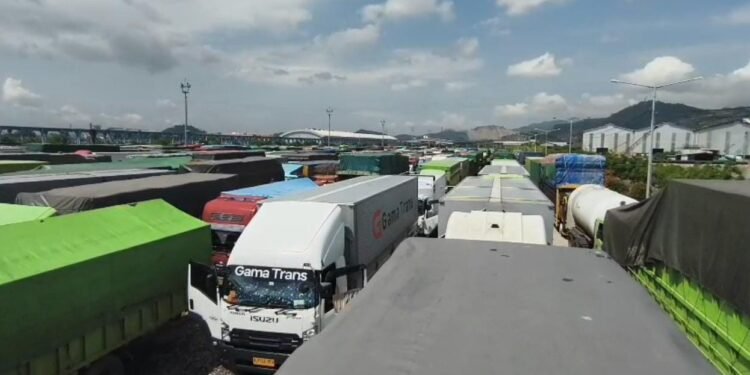 Antrean truk di BBJ Bojonegara