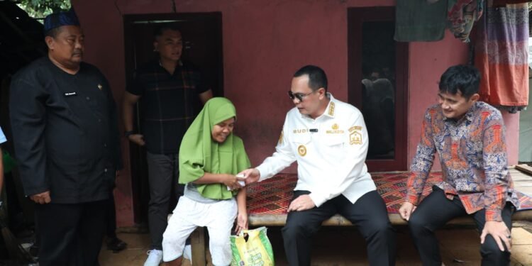 Budi Rustandi tinjau RTLH