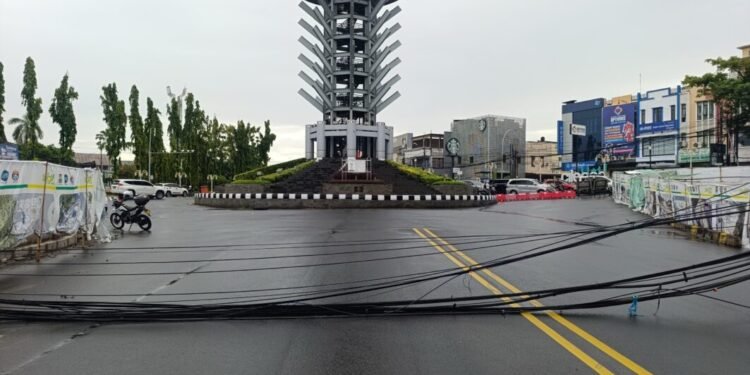 Tiang Listrik Roboh, Jalan Protokol Kota Cilegon Lumpuh 1 Kota Cilegon