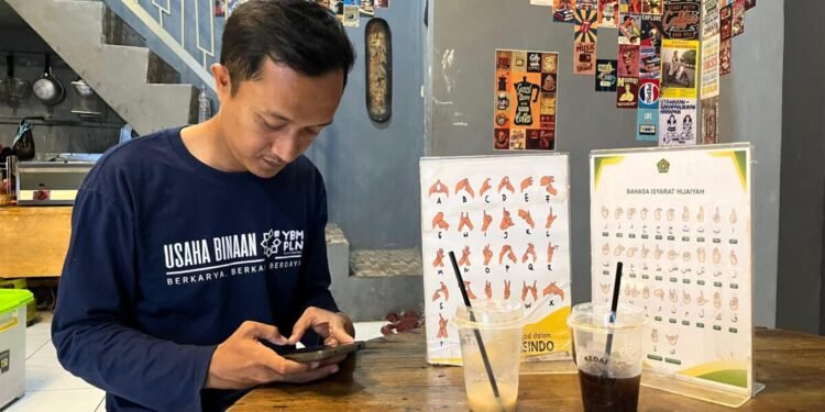 Kedai Kopi Joy, Di Kedai Kopi, Semua Orang Setara 1 Kopi