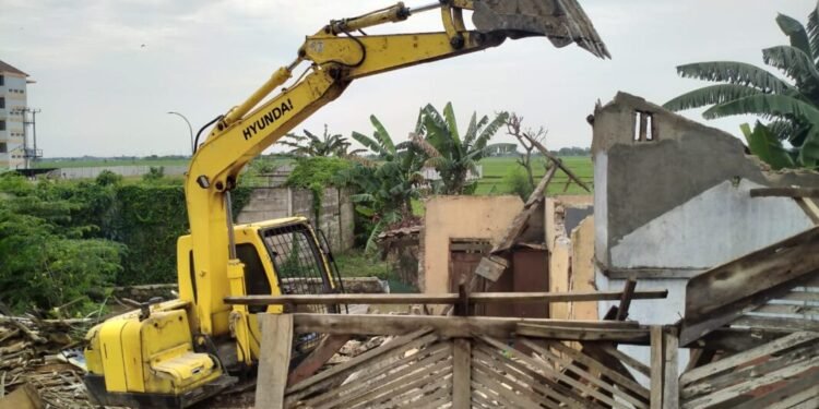 Pemkot Serang Gelontorkan Rp700 Juta untuk Kerohiman Warga Terdampak Penggusuran Kali Padek 1 Kendaraan alat berat beko merobohkan bangunan liar yang berdiri di atas sampadan Kali Padek. Warga terdampak pembongkaran bangunan liar bakal mendapatkan jaket.