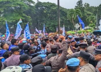 Pendopo Bupati Serang digerudug buruh