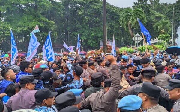 Pendopo Bupati Serang digerudug buruh