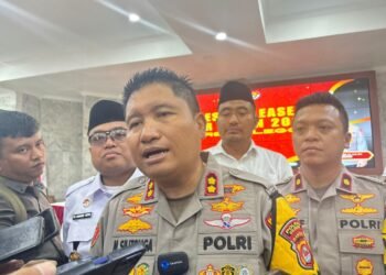 Polres Cilegon Periksa 22 Saksi Dugaan Kasus Pembunuhan Bocah 9 Tahun, Pelaku Belum Terungkap 4 Kapolres Cilegon AKBP Martua Raja Taripar Laut Silitonga saat menyampaikan terkait perkembangan kasus pembunuhan bocah 9 tahun di BBS 3, Senin (29/12). Tia/Banten Raya