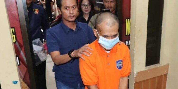 Ayah di Pandeglang Tega Rudapaksa Anak Kandung Hingga Hamil Tujuh Bulan 1 Kapolres Pandeglang AKBP Dhyno Indra Setyadi merilis kasus dugaan pencabulan yang dilakukan ayah kepada anak kandungnya, Rabu (10/12).