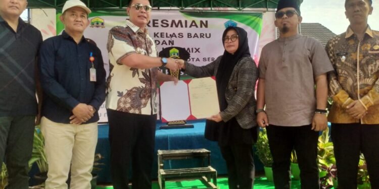Lahan Sekolah 3.000 Meter CSR Developer, Walikota Serang Budi Rustandi Resmikan Ruang Kelas Baru SD Negeri Banten Indah Permai 1 Budi Rustandi meresmikan tiga ruang kelas baru dan akses jalan menuju SDN Banten Indah Permai yang dibangun di atas lahan CSR