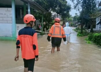 Sungai Cilemer meluap