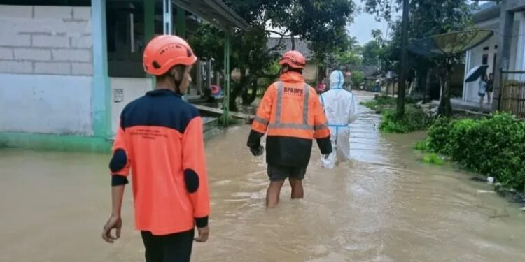 Sungai Cilemer meluap