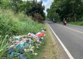 Sampah plastik berceceran di Jalan Raya AMD Lintas Timur, Kelurahan Kadumerak, Kecamatan Karangtanjung, Kabupaten Pandeglang, Senin (1/12).