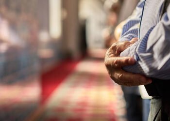 Bagaimana Hukum Sholat Sambil Menahan Kencing, Apakah Batal? 1 sholat sambil nahan kencing