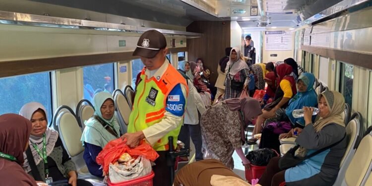 Sepekan Gerbong Khusus Petani-Pedagang Beroperasi, Ratusan Penumpang Antre Ingin Naik 1 gerbong khusus PT KAI