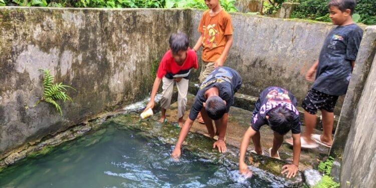 Melihat Kolam Air Panas di Kecamatan Mancak, Tidak Pernah Surut hingga Mampu Hilangkan Gatal-gatal 1 Kolam Air Panas Desa Cikedung
