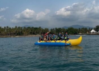 Paket Bermain Banana Boat di Anyer Rp50 Ribuan, Seru dan Cocok Buat Liburan Tahun Baru 9 Banana boat Pantai Anyer