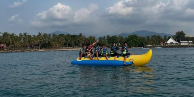 Paket Bermain Banana Boat di Anyer Rp50 Ribuan, Seru dan Cocok Buat Liburan Tahun Baru 1 Banana boat Pantai Anyer