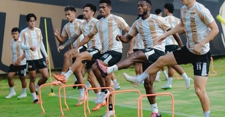 Para pemain Dewa United Banten FC berlatih (Instagram @dewaunitedfc)