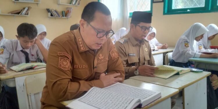 Duduk Bareng Siswa, Budi Rustandi Baca Al-Quran di SMP Negeri 1 Kota Serang 1 Walikota Serang Budi Rustandi