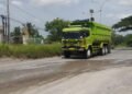 Truk tambang melintasi JLS Cilegon. (Uri/Bantenraya.com)