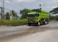 Truk tambang melintasi JLS Cilegon. (Uri/Bantenraya.com)