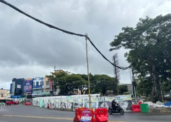 Warga Cilegon Keluhkan Bambu Penyangga Kabel Listrik di Tengah Jalan Protokol 8 Cilegon