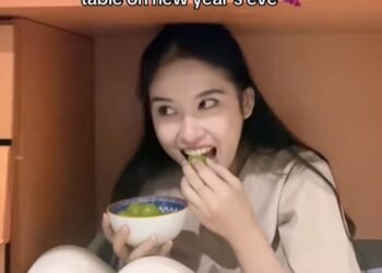 Viral Tren Makan Anggur di Bawah Meja Jelang Tahun Baru, Ternyata Ini Asal Muasal dan Maknanya 1 makan anggur